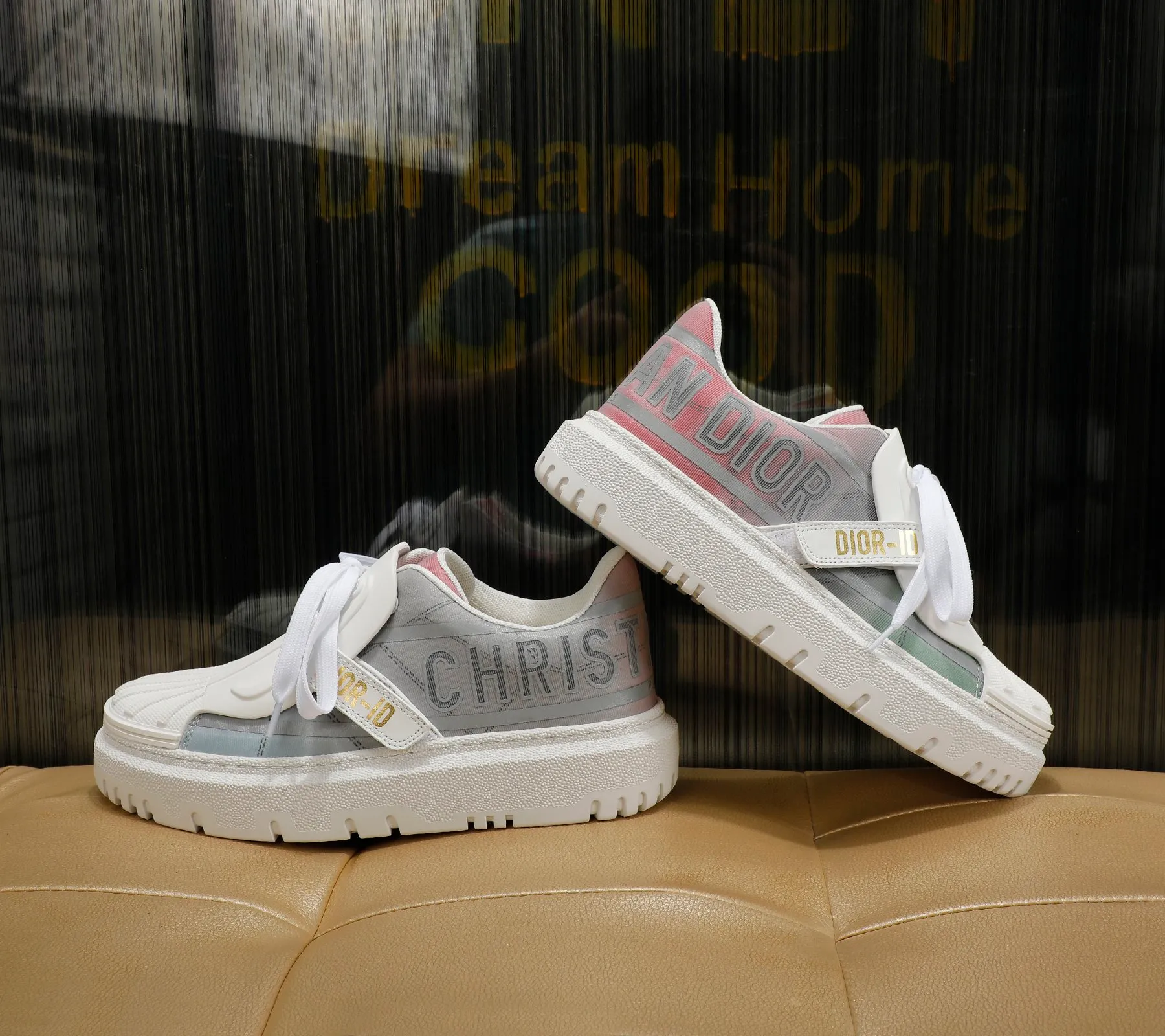 👟👟Ex-factory price 480👟👟 2021ssDior shell-toe casual white shoes, the latest letter strip layout with luminous colors, the same style as the ready-to-wear series 1️⃣Original mold opening 2️⃣Original cowhide➕Breathable mesh lining 3️⃣TPU evacuation outsole 4️⃣Injection-molded latex cowhide feet 5️⃣Full set of packaging at the counter, code number 35-40 (41 can be customized)